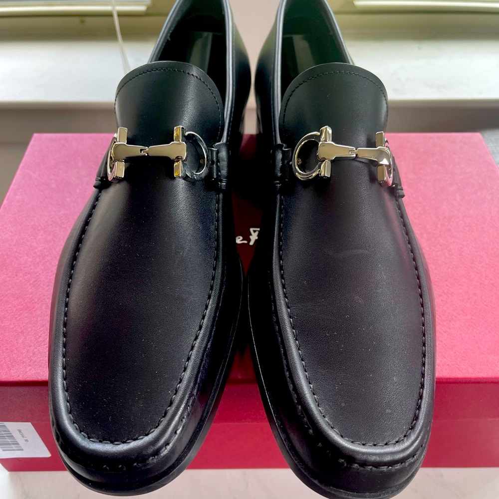 Salvatore Ferragamo “Chris” Loafer in Nero (black) w/ reversible buckle.
